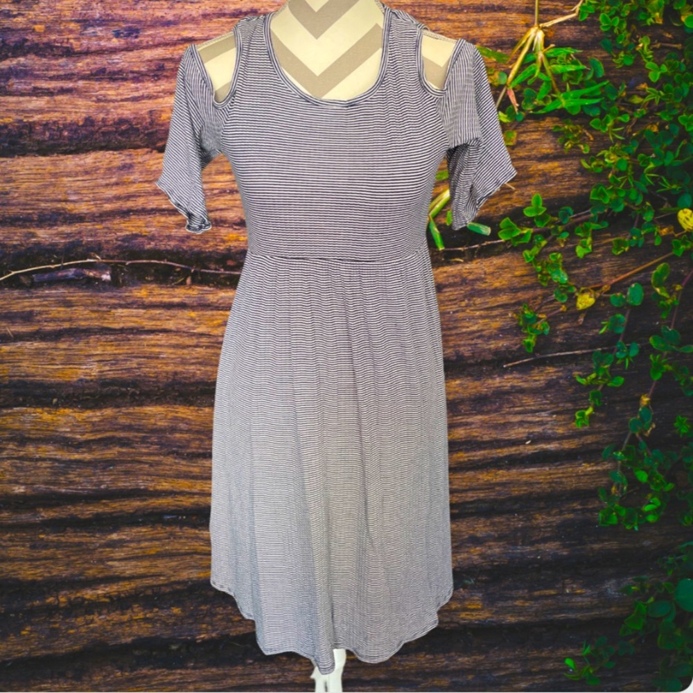 ✅Gorgeous Blue & White Striped Dress - Picture 4 of 9